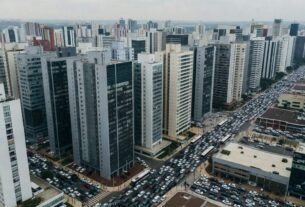Vista aérea panorâmica de edifícios residenciais e comerciais em área urbana densa, ilustrando oportunidades para quem deseja investir em imóveis no DF