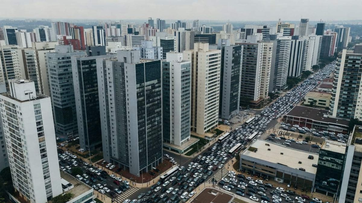 Vista aérea panorâmica de edifícios residenciais e comerciais em área urbana densa, ilustrando oportunidades para quem deseja investir em imóveis no DF