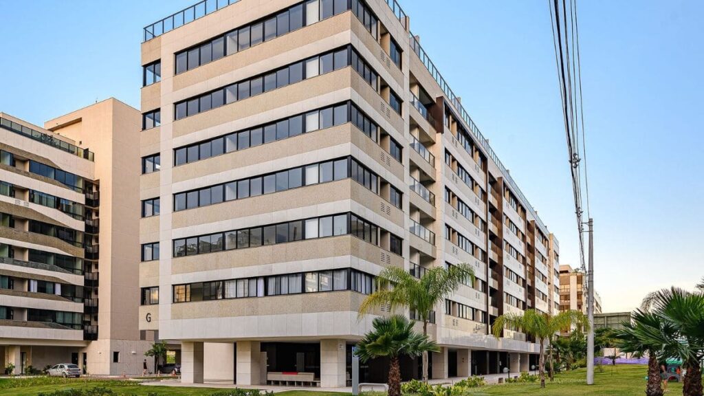 Fachada de prédio residencial de alto padrão em Brasília, destacando janelas amplas e arquitetura moderna para unidades de apartamento 4 quartos Noroeste.
