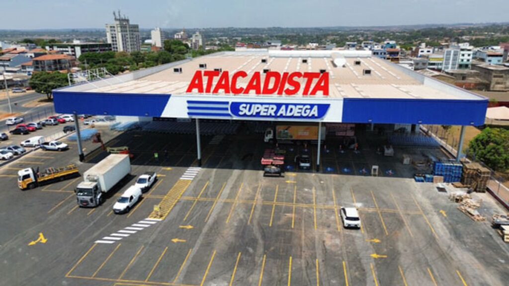 Vista aérea panorâmica de um grande supermercado atacadista 